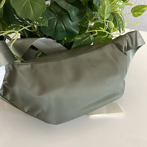 New✨authentic nylon belt bag (green) - Picture 10 of 15